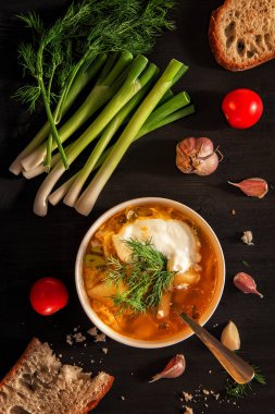 Pancar çorbası çorba ve sebze koyu ahşap bir masaya.