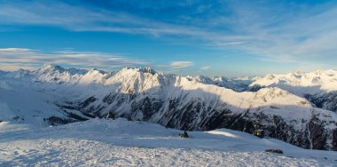 Ischgl, Avusturya Kayak Resort'ta akşam Alp Dağları Panoraması.