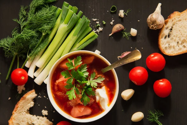 Borsjtj Soppa Bröd Och Grönsaker Ett Bord Mörkt Trä — Stockfoto