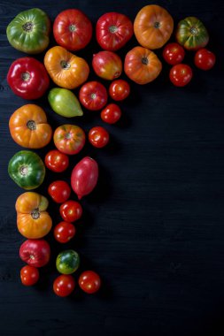 Siyah arka planda taze domatesler.