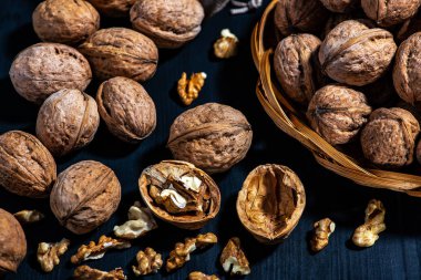 Ceviz ahşap bir karanlık tablo