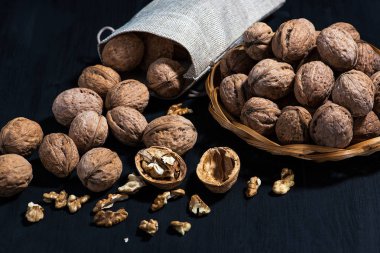 Ceviz ahşap bir siyah masa üzerinde