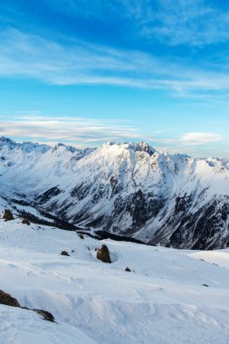 Ischgl, Avusturya kayak merkezinde sabah Alp Dağları nın görünümü.