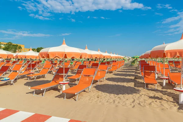 Sombrillas Chaise Lounges Playa Rimini Italia — Foto de Stock