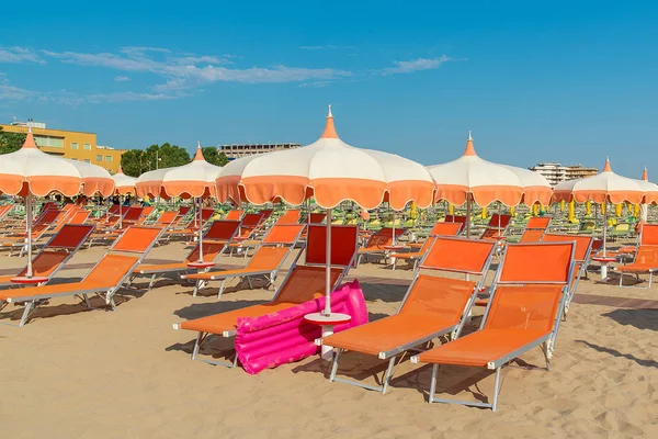 Sombrillas Chaise Lounges Playa Rimini Italia — Foto de Stock