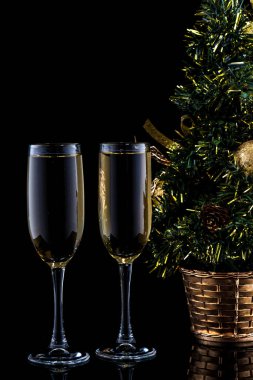 Yeni yıl kutlama arka plan ile gözlük şampanya ve Noel ağacı.