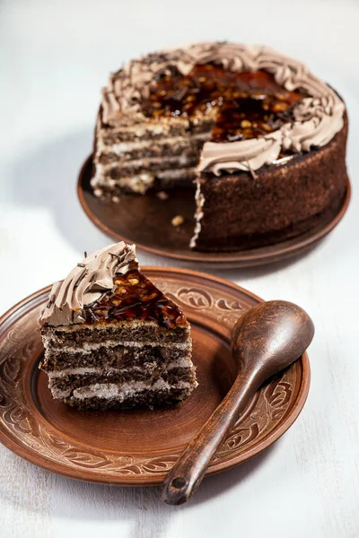 Schokoladenkuchen Einem Braunen Teller Auf Einem Weißen Holztisch — Stockfoto