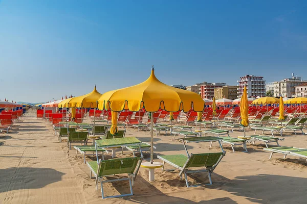 Parasols Ligstoelen Het Strand Van Rimini Italië — Stockfoto