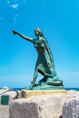 Rimini, İtalya - 24 Haziran 2017. Kadınlar kocalarının dönüşü deniz Rimini, İtalya için bekleyen anıt