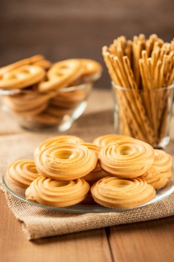 Kurabiye bisküvi closeup ahşap bir masa üzerinde bir plaka üzerinde.
