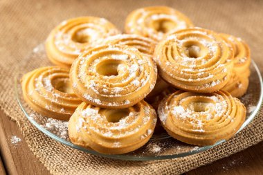 Kurabiye bisküvi closeup ahşap bir masa üzerinde bir plaka üzerinde.