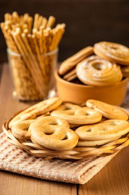 Kurabiye bisküvi closeup ahşap bir masa üzerinde bir plaka üzerinde.