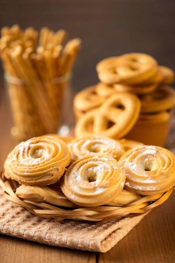 Karamelli bisküviler ahşap bir masada bir tabakta yakın plan çekimde.