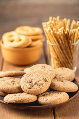 Tahta bir masada yulaf ezmesi ve kurabiye.