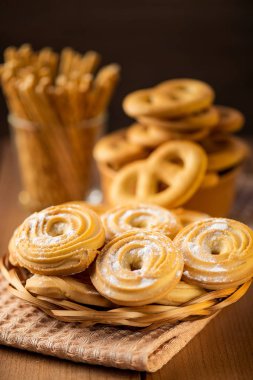 Kurabiye bisküvi closeup ahşap bir masa üzerinde bir plaka üzerinde..