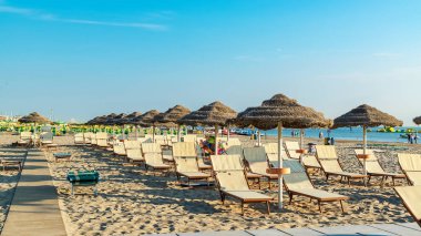 İtalya 'nın Rimini plajında şemsiyeler ve şezlonglar.