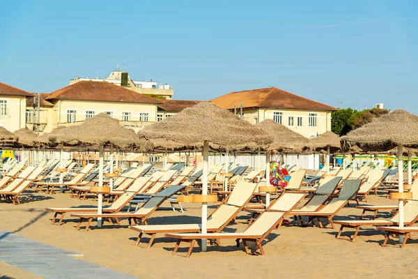 Şemsiyeler ve şezlonglar İtalya 'nın Rimini plajında.. — Stok fotoğraf