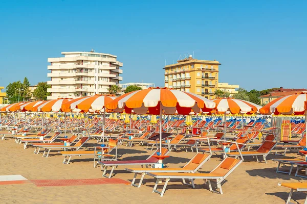 Paraplu 's en chaise lounges op het strand van Rimini in Italië. — Stockfoto