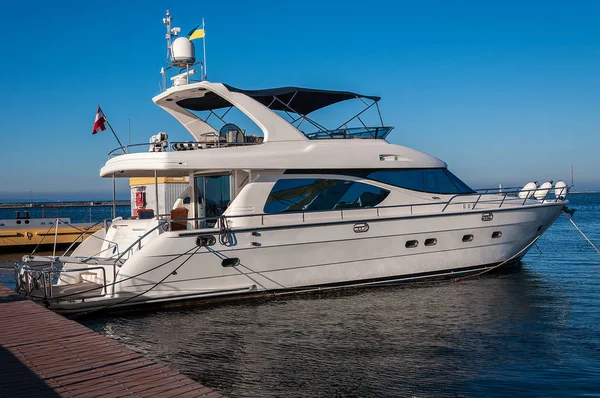 White yacht in the port — Stock Photo, Image