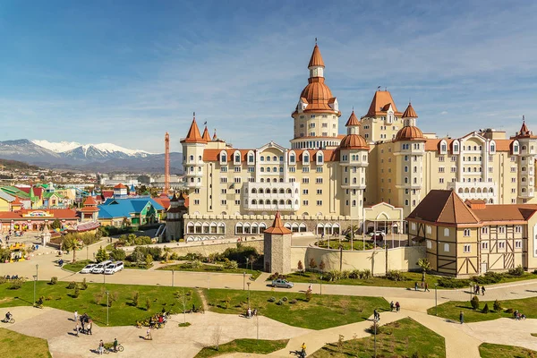 Utsikt över Hotel Bogatyr och nöjesparken Sochi Park. Adler, Ryssland-31 mars 2019. — Stockfoto