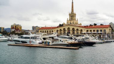 Limanın Soçi, Rusya 'da yatları olan panoraması - 28 Mart 2019.