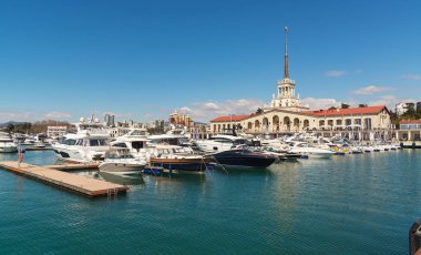 Soçi 'de Yatlar ile Liman Panoraması, Rusya-30 Mart, 2019.