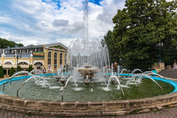 ロシア・イェゼンツキのリゾートパークの噴水 - 2019年7月25日. — ストック写真