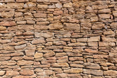 Çatlamış bir taştan bir duvar parçası.