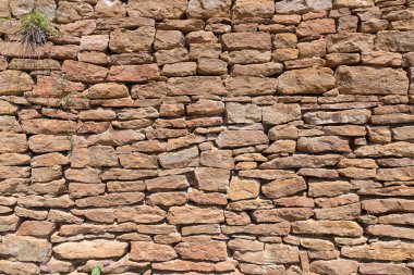 Çatlamış bir taştan bir duvar parçası.