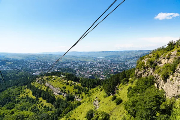Kislovodsk milli parkı ve Kislovodsk şehrinin görünümü, Rusya.