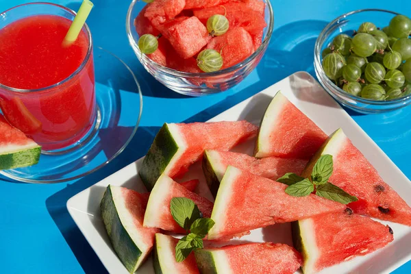 Kall vattenmelonsaft och skivad vattenmelon — Stockfoto