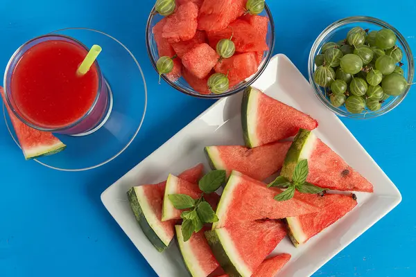 Kall vattenmelonsaft och skivad vattenmelon — Stockfoto