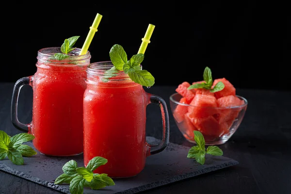 Kall vattenmelonsaft och skivad vattenmelon — Stockfoto