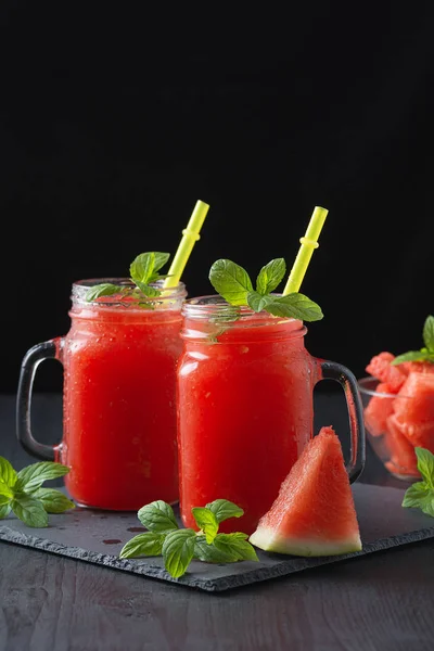 Zumo de sandía fría y sandía en rodajas — Foto de Stock