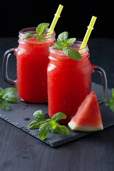 Kall vattenmelonsaft och skivad vattenmelon. — Stockfoto