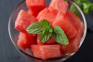 Tabakta taze karpuz dilimleri.