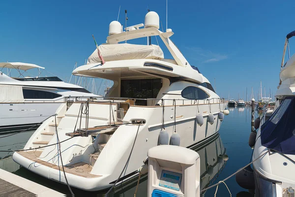 Yachten im Hafen von Rimini, Italien.. — Stockfoto