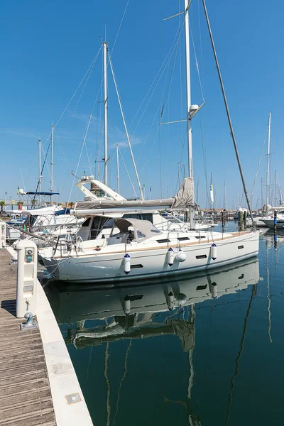 Båtar i hamnen i Rimini, Italy. — Stockfoto