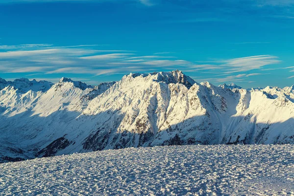 オーストリア ・ イシュグルのスキー リゾートで、夕方にはアルプス山脈のパノラマ — ストック写真