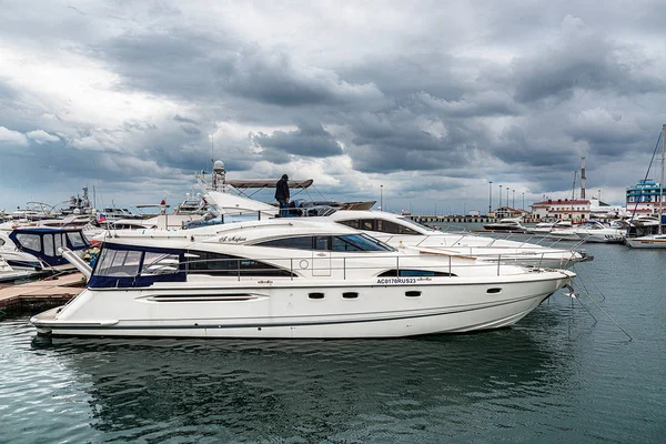 Yates blancos en el puerto antes de la lluvia. Sochi, Rusia - 28 de marzo de 2019 . —  Fotos de Stock