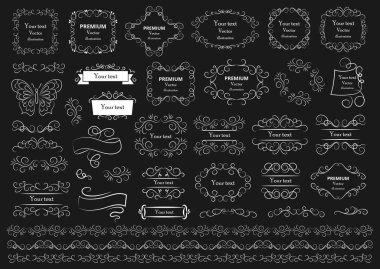 Kaligrafik tasarım elementleri. Dekoratif girdaplar ya da parşömenler, eski çerçeveler, zenginlikler, etiketler ve bölmeler. Retro vektör illüstrasyonu.