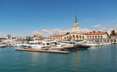 Soçi 'de Yatlar ile Liman Panoraması, Rusya-30 Mart, 2019...