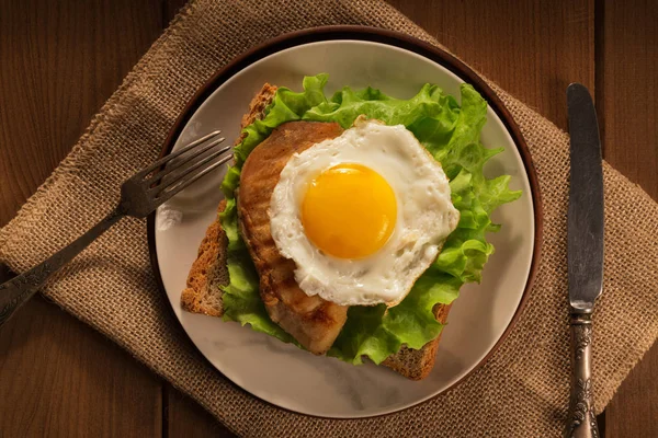 Tabak ve rustik masada kahvaltı için ekmek kızarmış yumurta ve tavuk — Stok fotoğraf