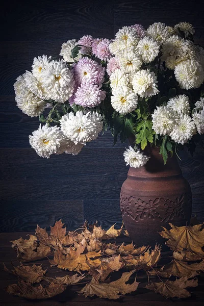 Autumn bouquet with garden flowers and autumn leaves — Stock Photo, Image