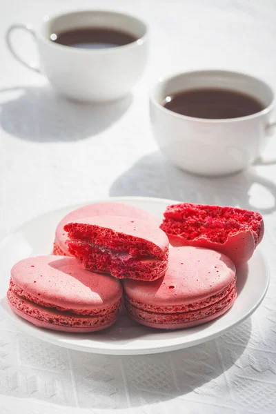 Macaroons Xícara Café Mesa Madeira Branca — Fotografia de Stock