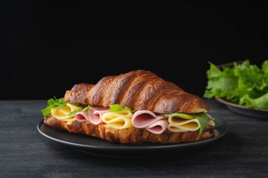 Tahta masada kruvasan sandviçi.