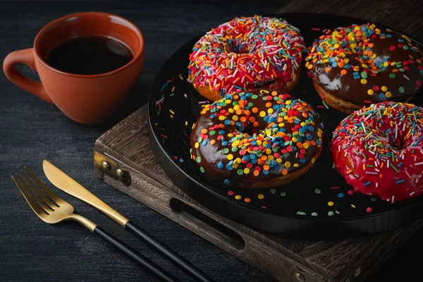 Кофе Пончики Черном Деревянном Столе — стоковое фото