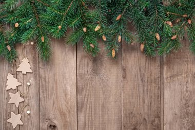 Ahşap arka planda noel süslemesi
