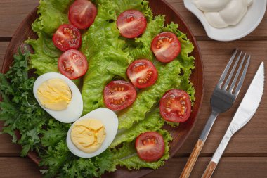 Salata, domates ve yumurta..