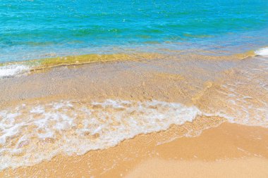 Sahilde dalgalar. Akdeniz.